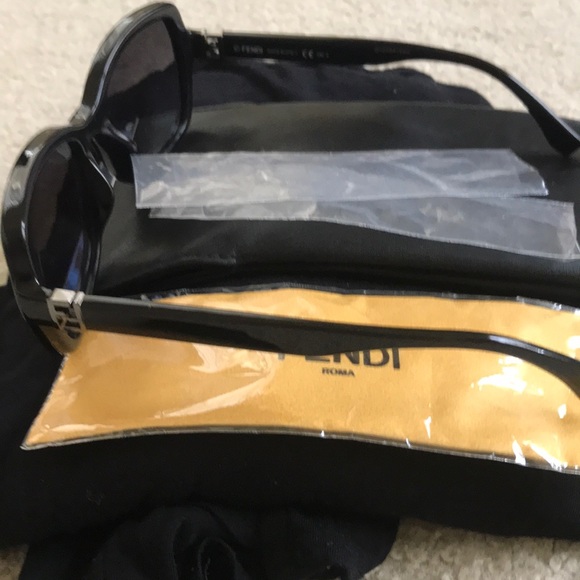 NWOT! Fendi 0007/s Black Oversized Sunglasses! main image 6